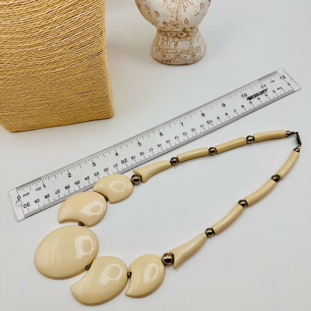Elegant Vintage Cream Abstract Necklace - Picture 5 of 5